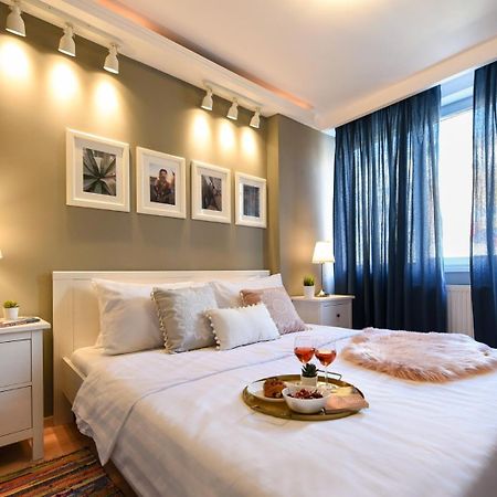 Downtown Oasis: Central Apartments With Cozy Charm Bukarest Eksteriør billede