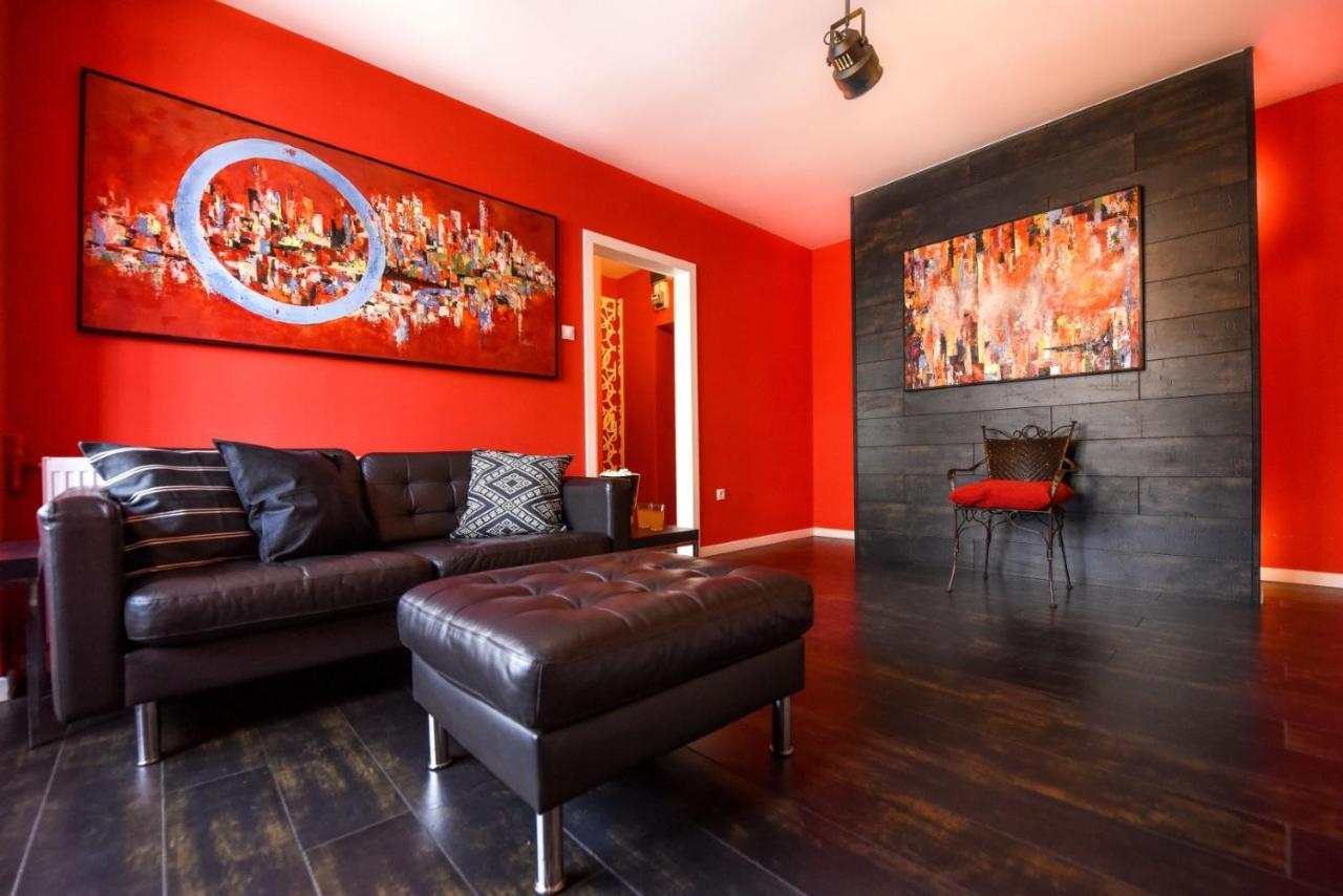 Downtown Oasis: Central Apartments With Cozy Charm Bukarest Eksteriør billede