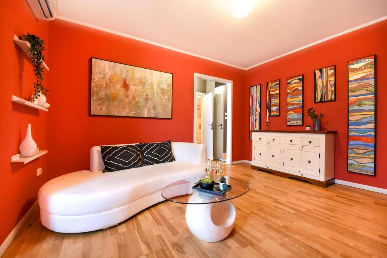 Downtown Oasis: Central Apartments With Cozy Charm Bukarest Eksteriør billede