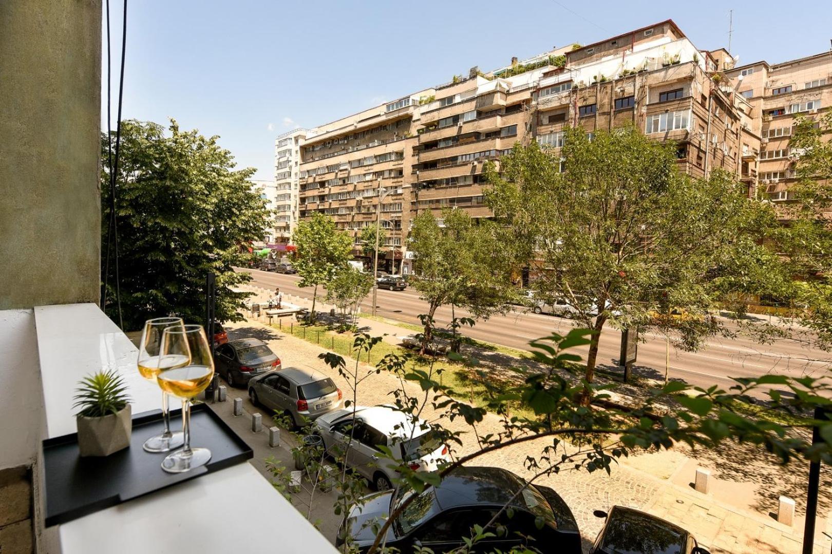 Downtown Oasis: Central Apartments With Cozy Charm Bukarest Eksteriør billede