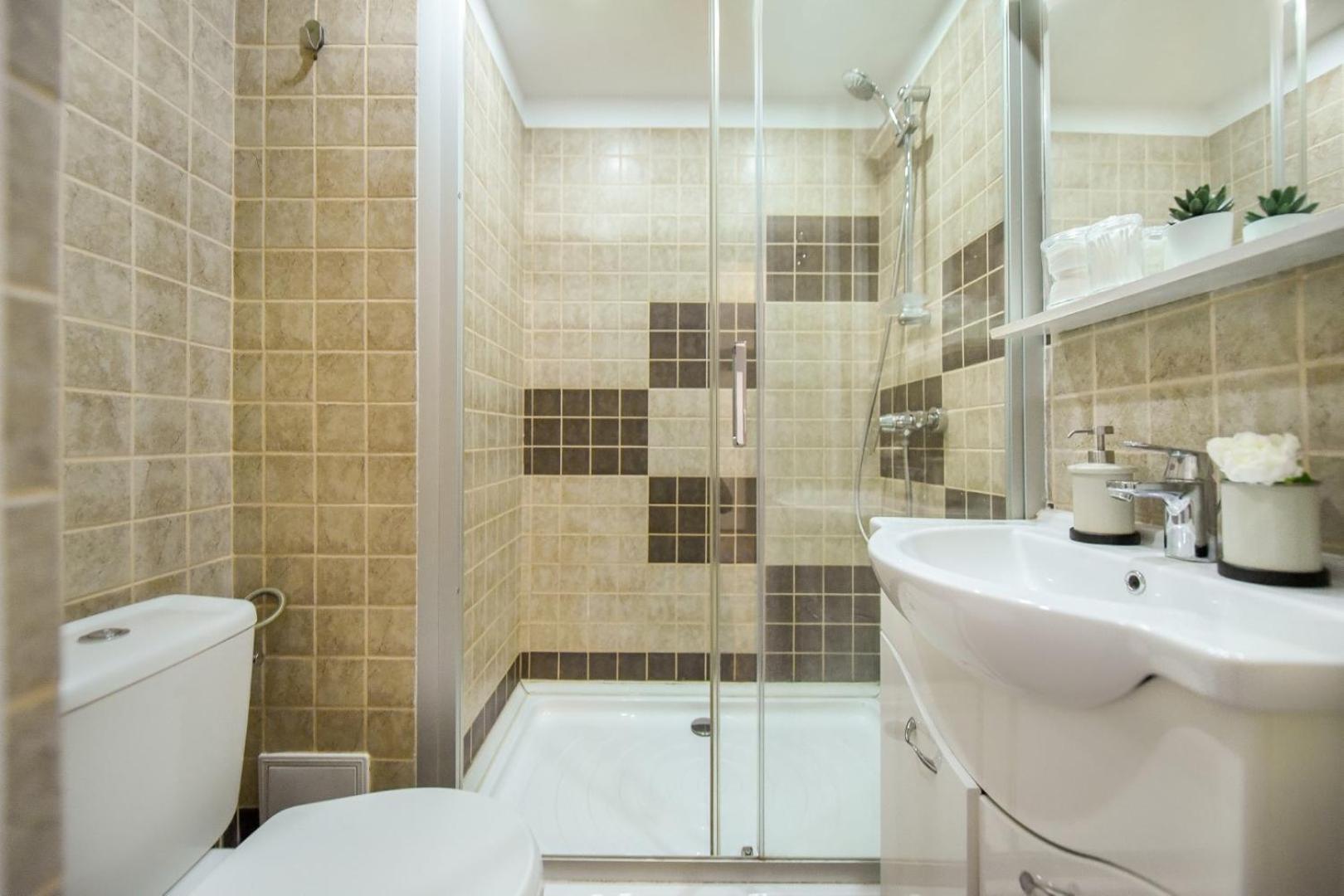 Downtown Oasis: Central Apartments With Cozy Charm Bukarest Værelse billede