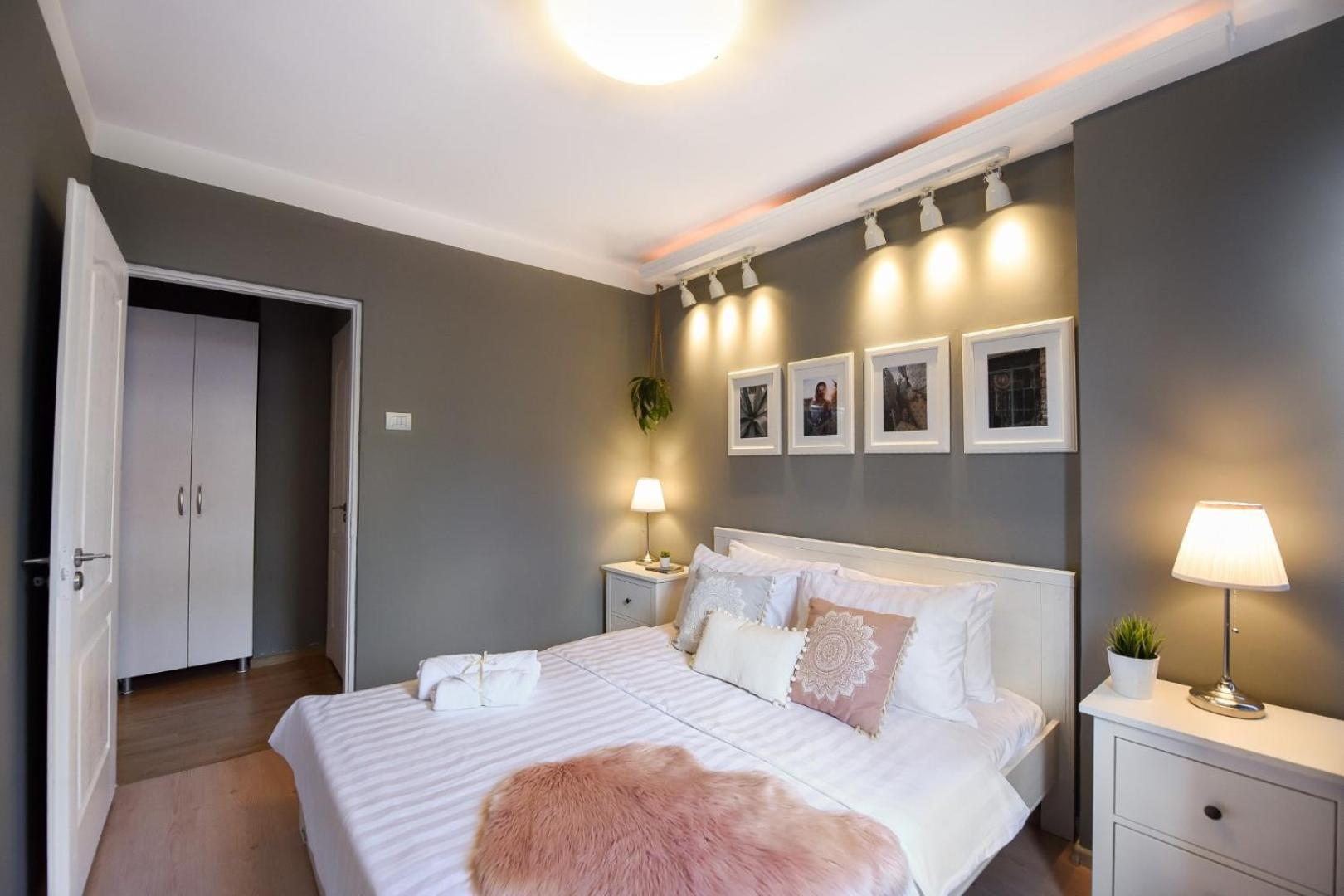 Downtown Oasis: Central Apartments With Cozy Charm Bukarest Værelse billede